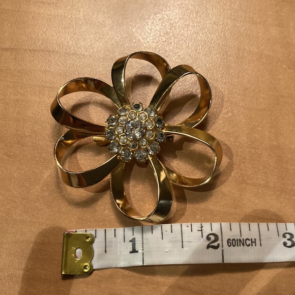 ✨ FREE WITH PURCHASE OVER $30 Flower Brooch ✨ - Picture 4 of 5